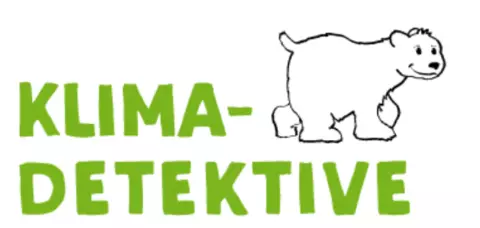 Text "Klimadetektive" mit einem Eisbärbaby