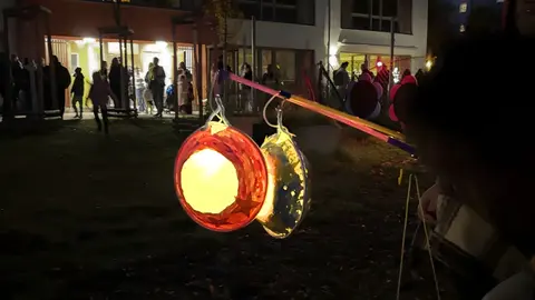 Sankt Martin bei der Kita Sonnenschein. Zwei Laternen leuchten vor dem Eingang der Kita.